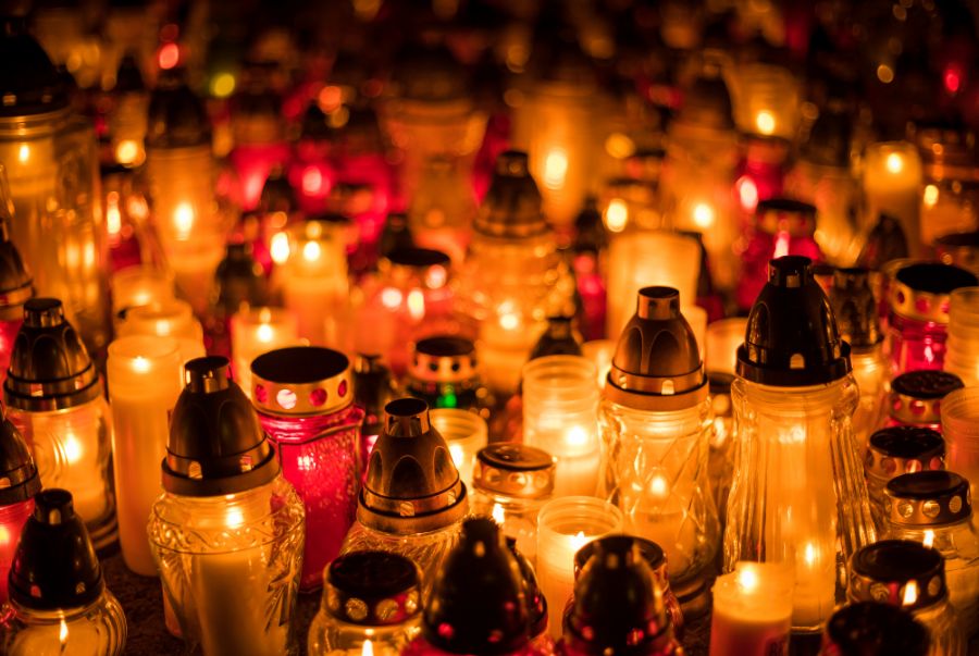 Khung cảnh những bóng đèn được thắp sáng vào ngày All Saints’ Day