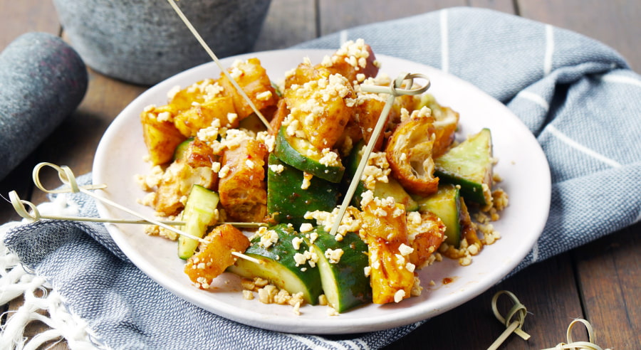 Rojak là một món ăn nổi tiếng Đông Nam Á đặc trưng của ẩm thực đường phố Singapore và Malaysia