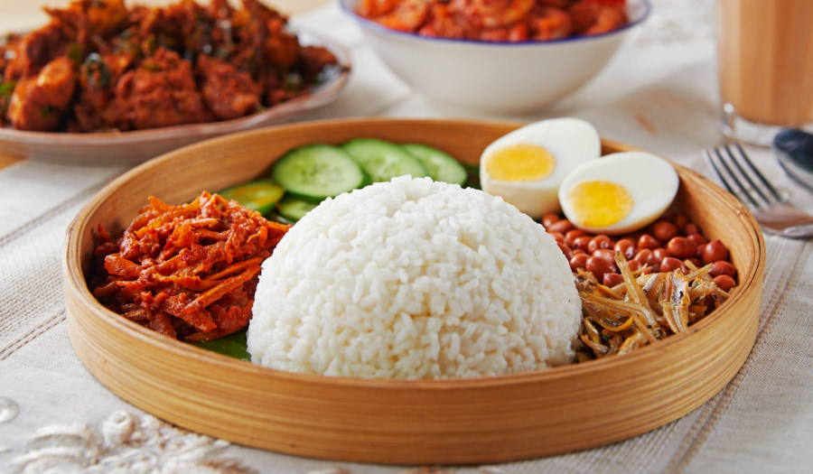 Khi đi du lịch Đông Nam Á đến Malaysia thì Nasi Lemak là món ăn nổi tiếng mà bạn nhất định phải thử