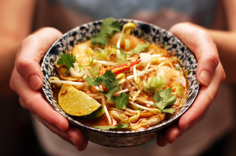 Cà ri Laksa được biết đến là biểu tượng của ẩm thực Peranakan tại Singapore