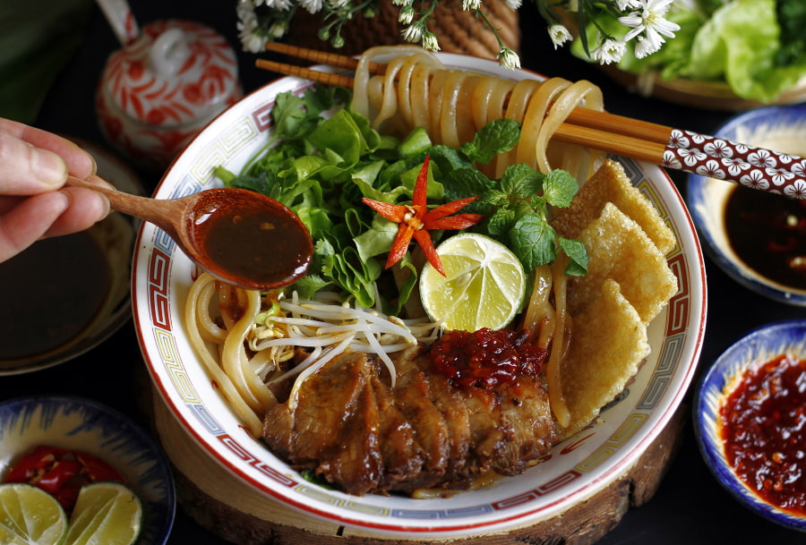 Cao lầu là một món ăn nổi tiếng Đông Nam Á mang đậm dấu ấn của phố cổ Hội An