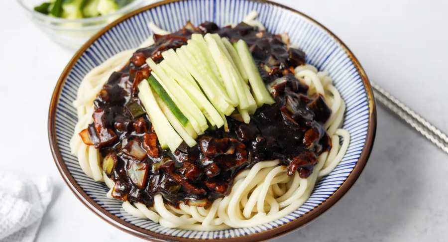Jjajangmyeon Street nổi tiếng với món mì tương đen huyền thoại Jjajangmyeon, khiến nhiều du khách thích thú