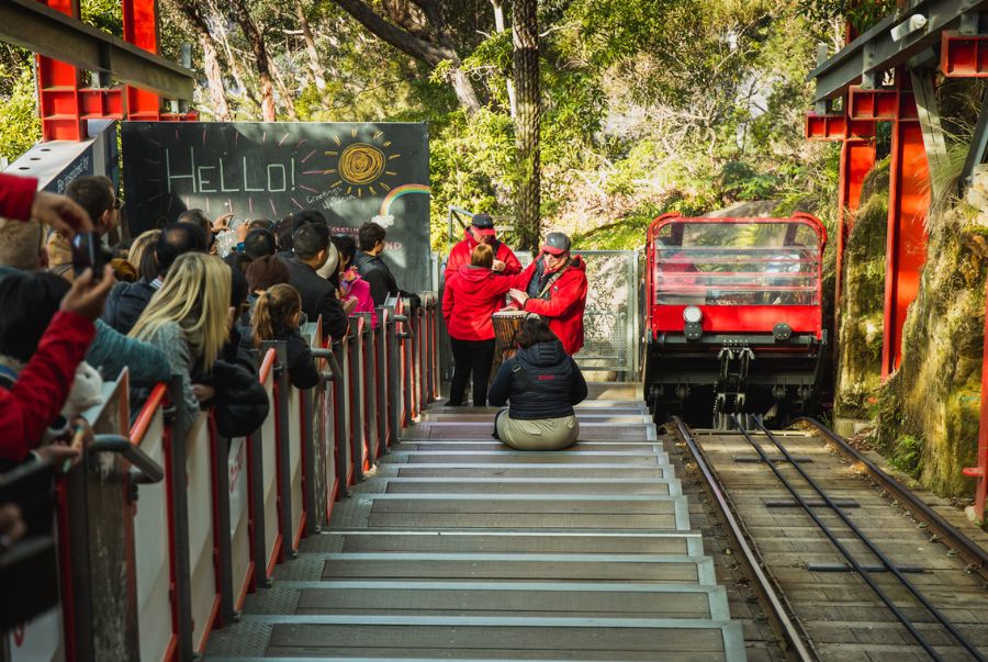 Du khách chờ xếp hàng ngay ngắn để trải nghiệm tàu Scenic Railway
