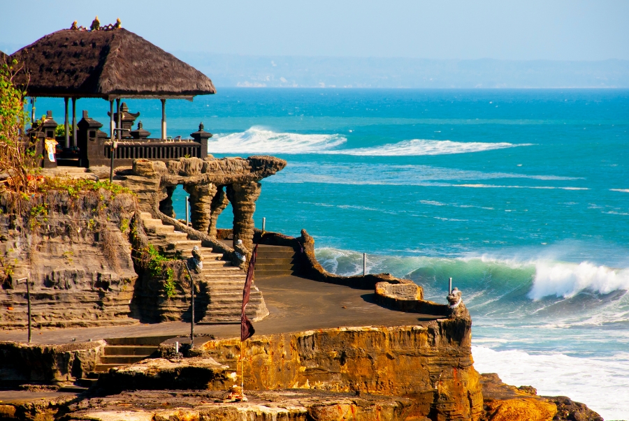 Đền Tanah Lot nằm chênh vênh trên một mỏm đá lớn ngoài biển