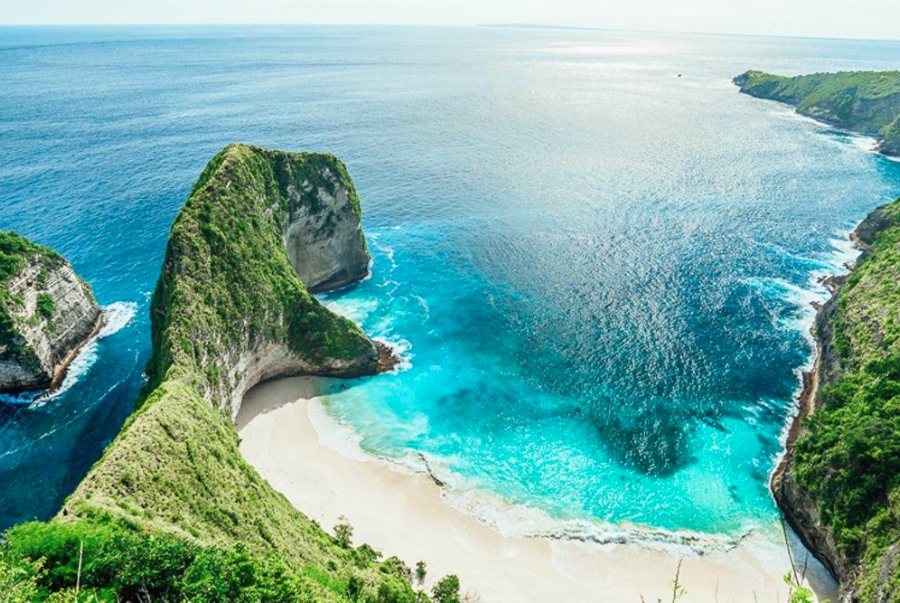 Nusa Penida được nhiều tín đồ xê dịch săn đón bởi vẻ đẹp hoang sơ cùng nước biển trong xanh