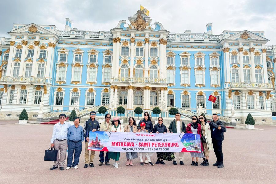 Đoàn khách du lịch Nga của Top Ten Travel trên hành trình khám phá Cung điện Mùa Đông