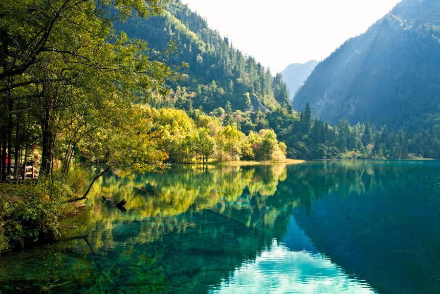 Cửu Trại Câu được ví là chốn bồng lai tiên cảnh với hệ thống hồ nước trong xanh