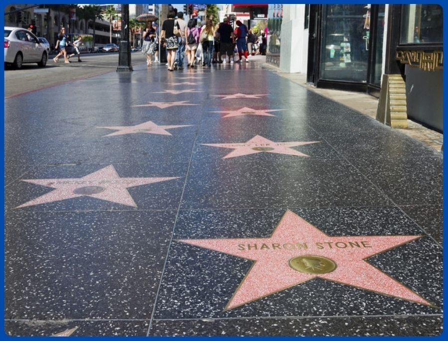 Đại Lộ Danh Vọng kéo dài hơn 2 km dọc theo hai con đường Hollywood Boulevard và Vine Street.