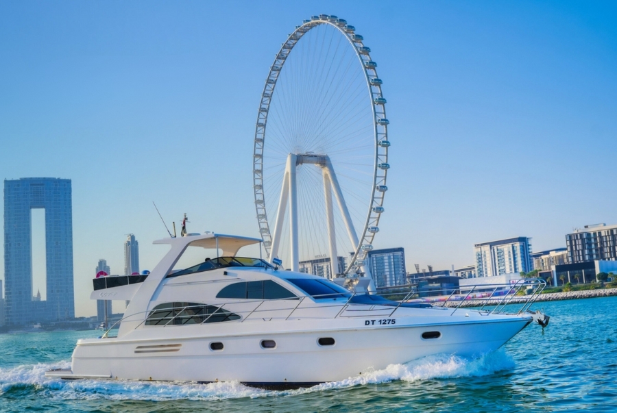 Du thuyền quanh đảo Cọ là một trong những trải nghiệm luôn được du khách săn đón khi đến đây