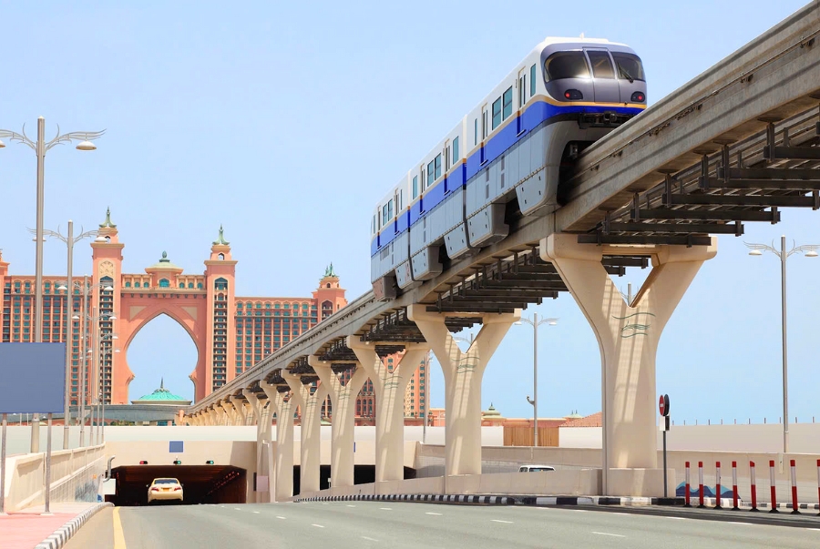 Du khách có thể di chuyển bằng nhiều phương tiện khi tham quan đảo Cọ