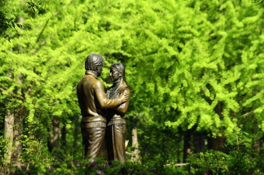 Bức tượng "Bản tình ca mùa đông là một trong những biểu tượng nổi tiếng nhất của hòn đảo này