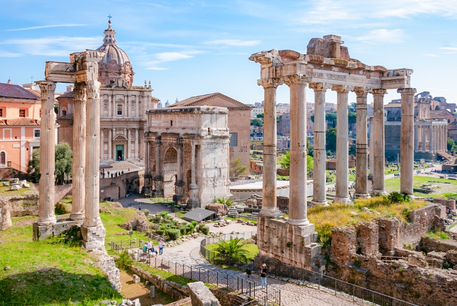 Du khách đừng quên ghé thăm Roman Forum ngay bên cạnh đấu trường