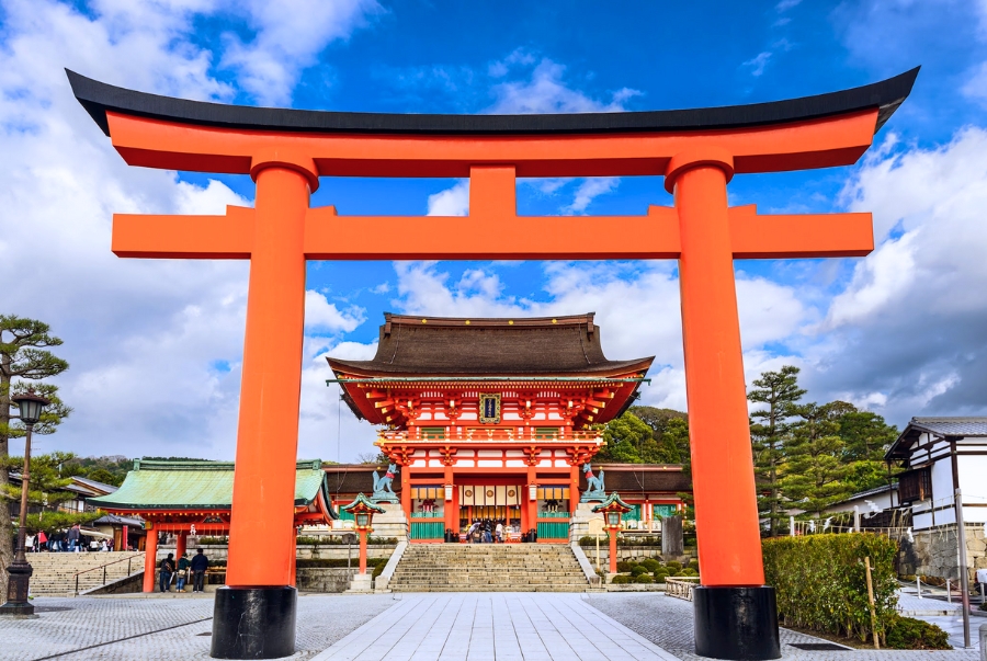 Đền Fushimi Inari tọa lạc ở phía nam thành phố Kyoto