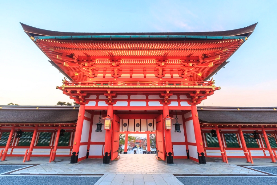Đền Fushimi Inari đã tồn tại hơn 1.300 năm không ngừng được mở rộng và trùng tu