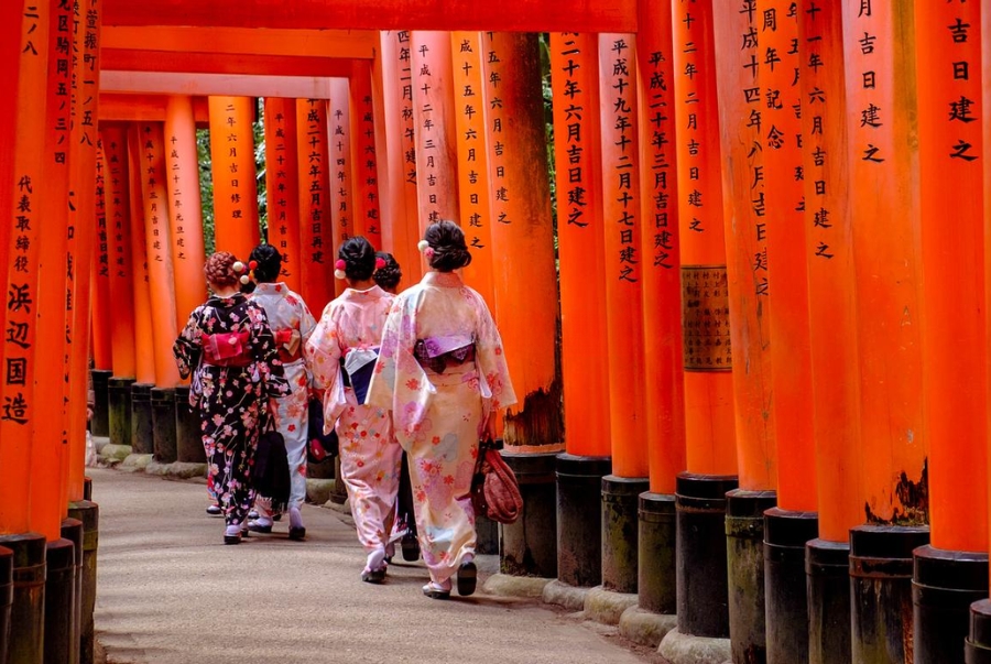 Đi bộ xuyên qua con đường senbon torii là trải nghiệm nhất định phải thử khi đến đây