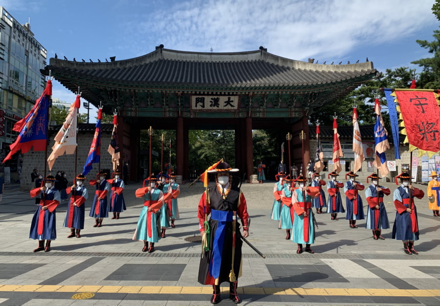 Nghi thức đổi gác tại cổng Daehanmun là một trong những trải nghiệm không thể bỏ qua tại Deoksugung