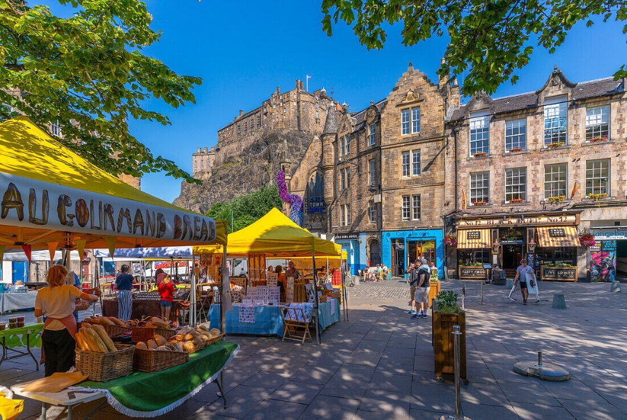 Grassmarket là quảng trường cổ nằm ngay dưới chân Edinburgh Castle
