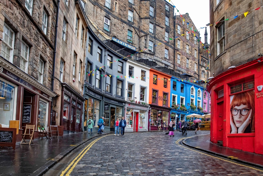 Victoria Street là con phố rực rỡ với những tòa nhà đá nhiều màu sắc