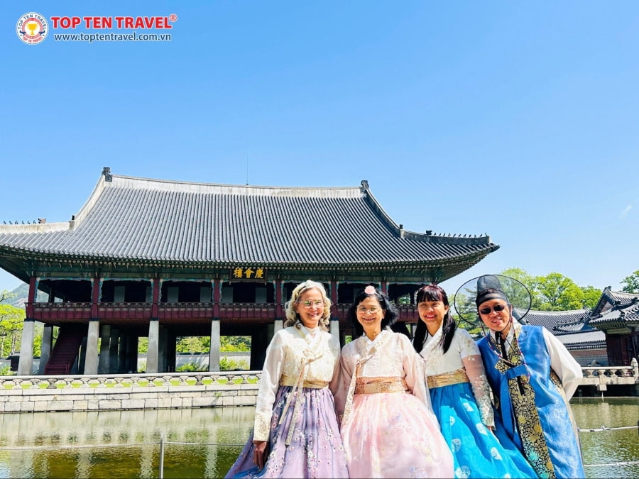 Gyeonghoeru là một gian pavilion lớn nằm giữa hồ nhân tạo, được sử dụng cho các buổi tiệc yến của hoàng gia và tiếp đón khách quý