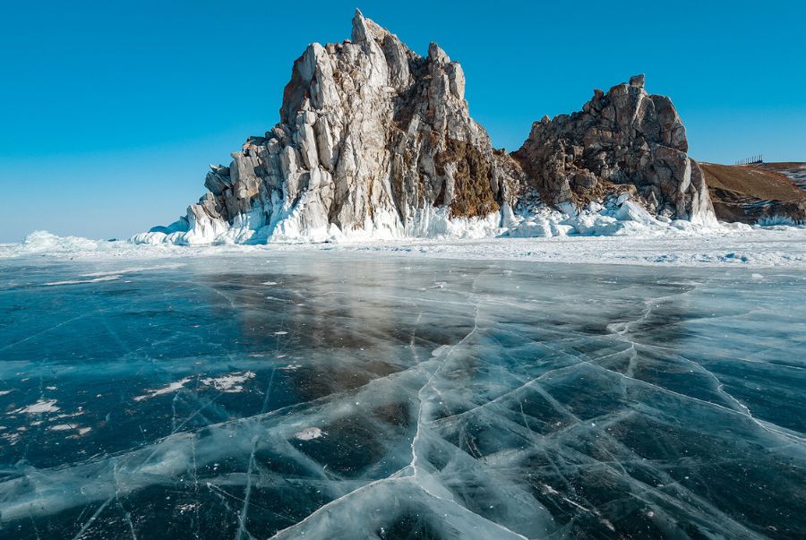 Mùa đông Baikal phủ lên một lớp băng dài với các nét đứt nghệ thuật