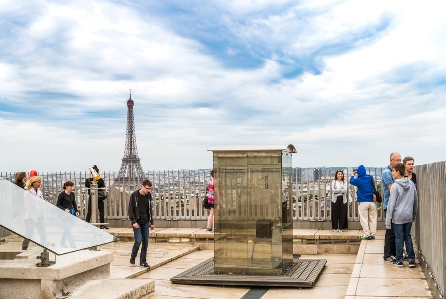 Đứng từ đỉnh Khải Hoàn Môn, du khách có thể chiêm ngưỡng toàn cảnh 180 độ từ trên cao