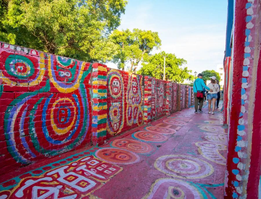 Những con đường phủ đầy sắc màu tại ngôi làng cầu vồng