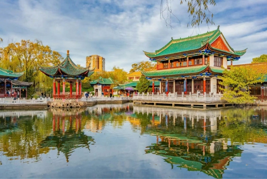 Sắc vàng thu dịu dàng cùng với nét cổ kính tại công viên Đại Quan