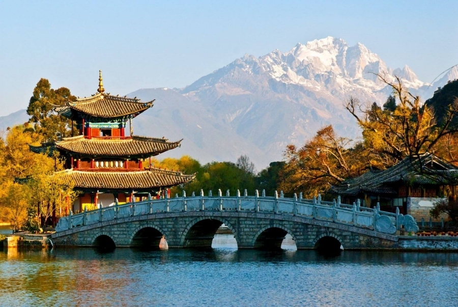 Cảnh đẹp Lệ Giang cuốn hút với cầu đá cổ in bóng dưới chân núi Ngọc Long hùng vĩ