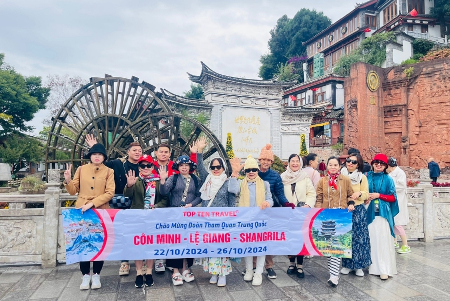 Đoàn khách Top Ten Travel khám phá vẻ đẹp Vân Nam trong tour Côn Minh - Lệ Giang - Shangrila