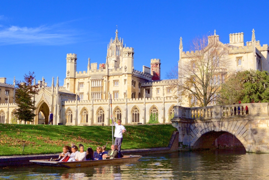 Cambridge là thành phố đại học nổi tiếng khác của Anh Quốc nằm bên dòng sông Cam