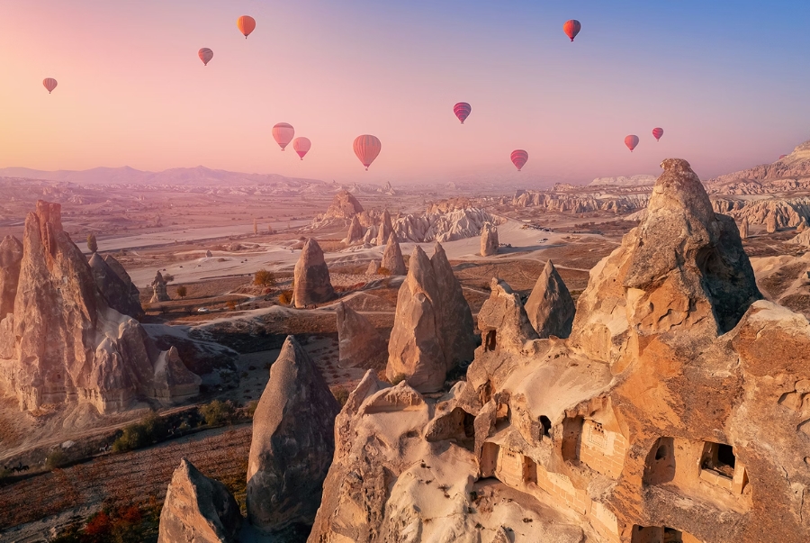 Göreme Valley có địa hình đá tự nhiên mang hình dáng ống khói cùng những hang đá cổ