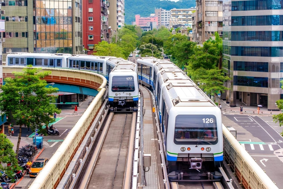 Tàu điện là phương tiện phổ biến mà nhiều du khách lựa chọn nhằm tiết kiệm thời gian di chuyển