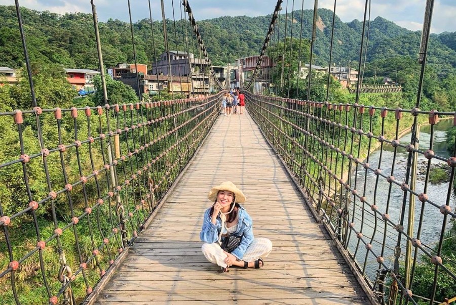 Cầu treo gỗ Thập Phần cũng là địa điểm check-in được nhiều du khách yêu thích
