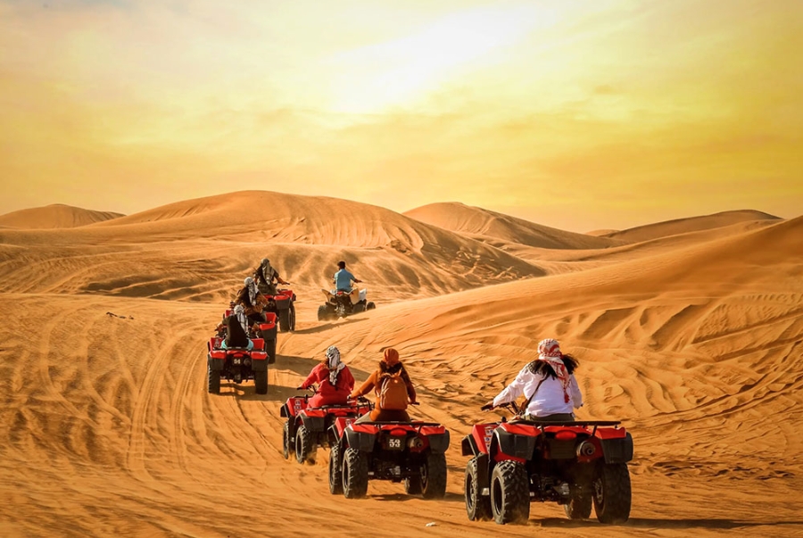 Lái xe địa hình trên cồn cát luôn là trải nghiệm khiến du khách cảm thấy hào hứng nhất