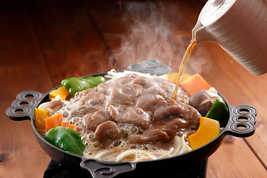 Lẩu Jingisukan là một món ăn độc đáo và là đặc sản của Hokkaido, đặc biệt phổ biến ở Sapporo