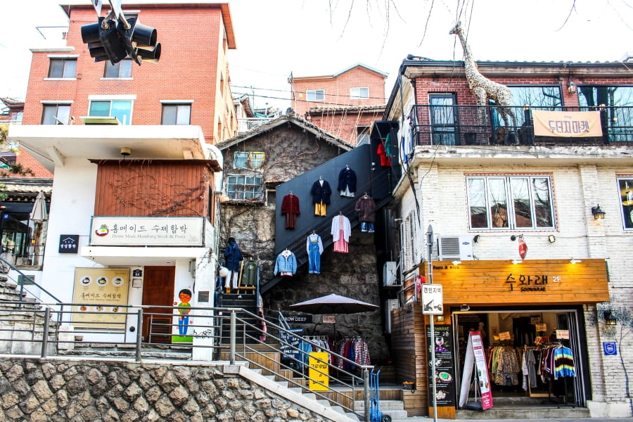 Samcheong-dong nổi bật với những con phố yên bình, rợp bóng cây xanh và những ngôi nhà truyền thống hanok