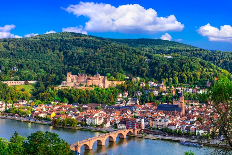 Toàn cảnh thành phố cổ Heidelberg bên dòng sông Neckar