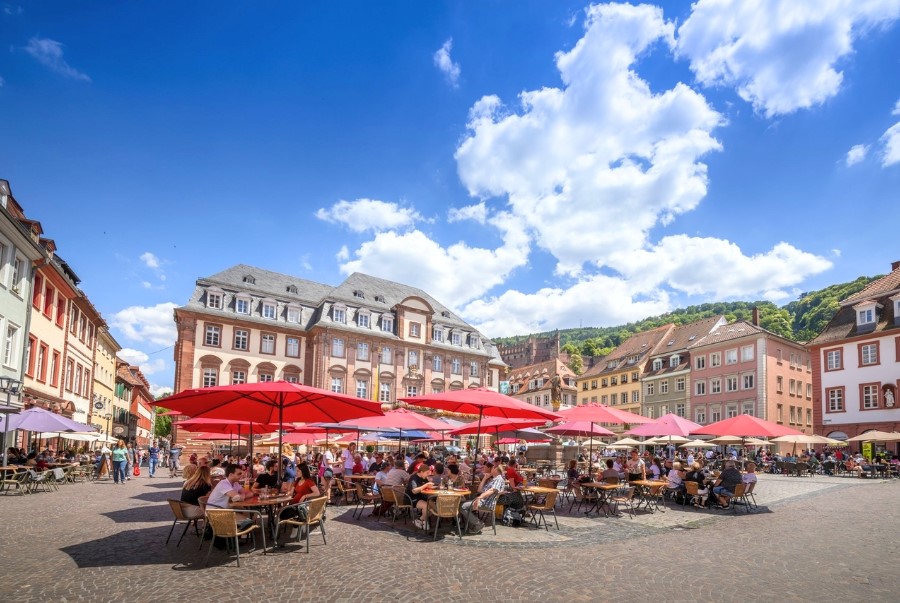 Quảng trường Marktplatz sôi động tại trung tâm phố cổ Heidelberg