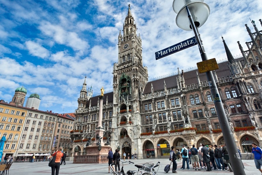 Marienplatz là quảng trường trung tâm của Munich