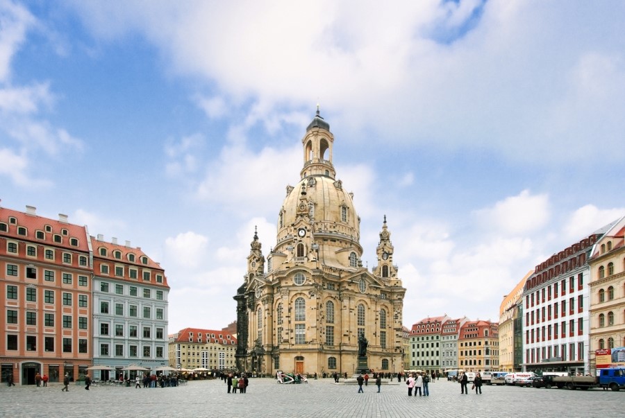 Nhà thờ Frauenkirche sở hữu kiến trúc độc đáo với hai tòa tháp mái vòm cao gần 100 mét