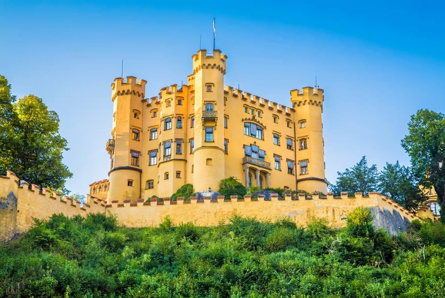 Lâu đài Hohenschwangau nằm ở vùng Schwangau thuộc bang Bavaria
