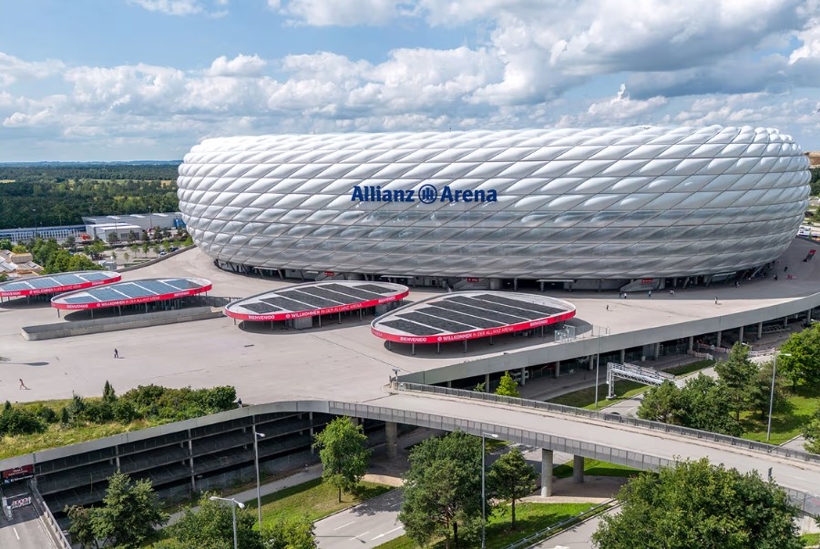 Allianz Arena nằm ở phía bắc Munich và là sân nhà của câu lạc bộ Bayern Munich