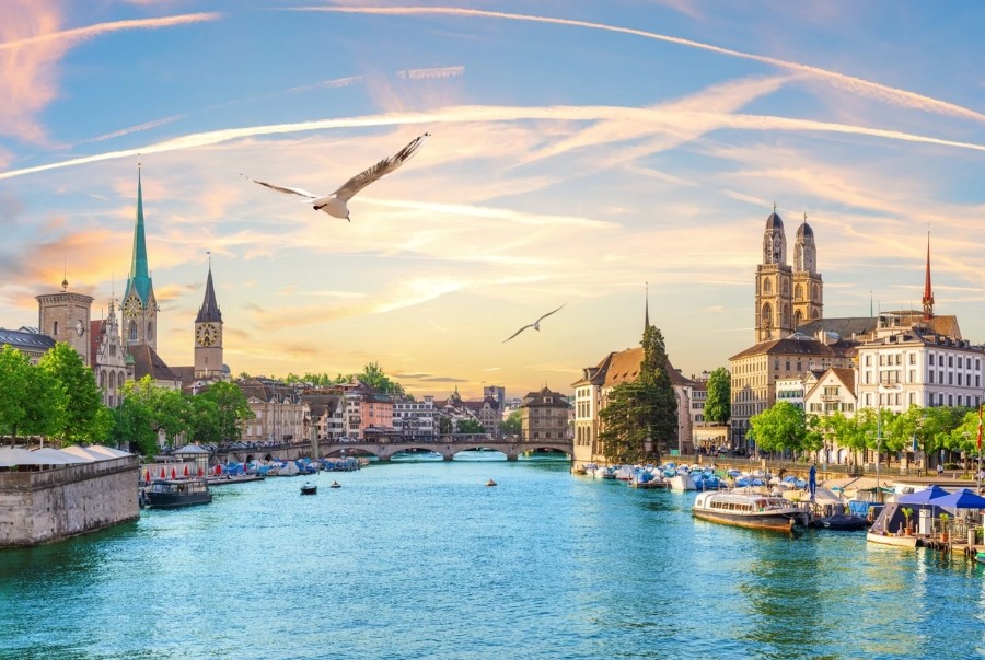 Toàn cảnh Zurich thành phố lớn nhất Thụy Sĩ nổi bật với hồ nước và kiến trúc đặc trưng của du lịch Châu Âu.
