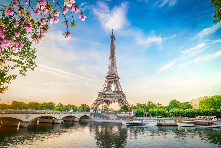 Hình ảnh tháp Eiffel gắn liền với Paris