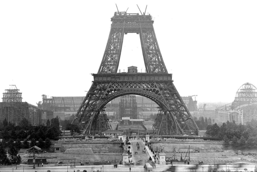 Tháp Eiffel được khởi công xây dựng vào năm 1887 vào dịp Triển lãm Thế giới