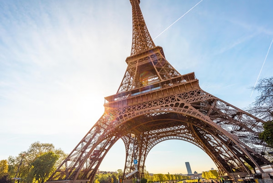 Thiết kế đường cong của tháp được tính toán để chịu lực và sức gió tốt