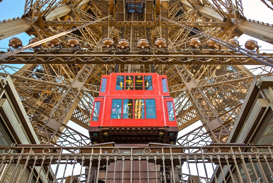 Hệ thống thang máy trong tháp