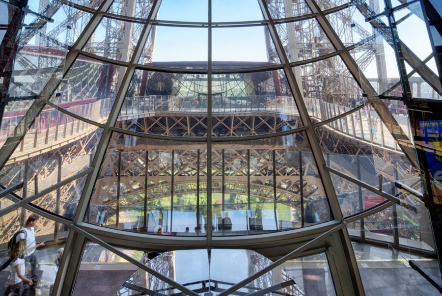 Tầng một với khu vực sàn kính trong suốt