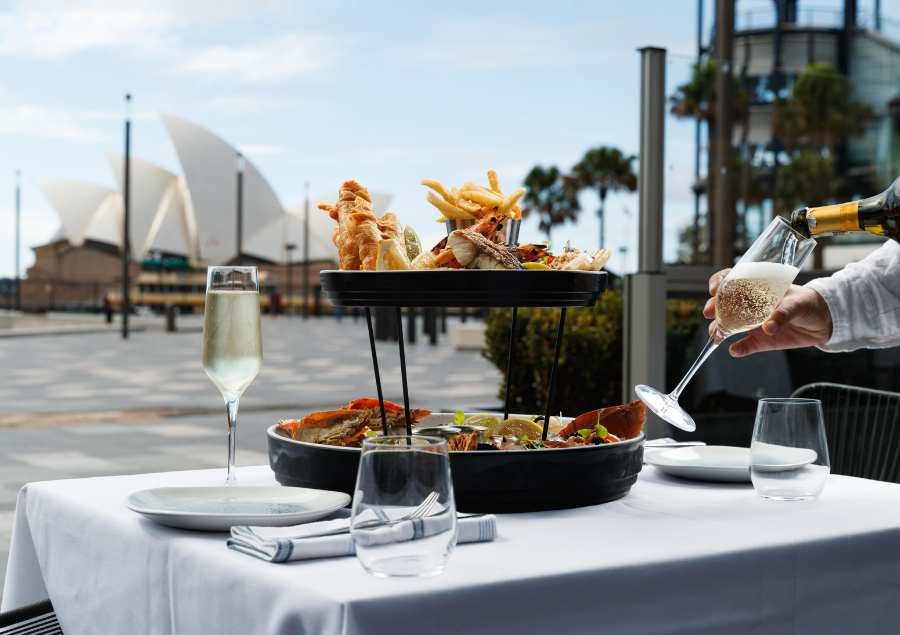 The Rocks còn là thiên đường của những tín đồ ẩm thực với vô vàn món ngon