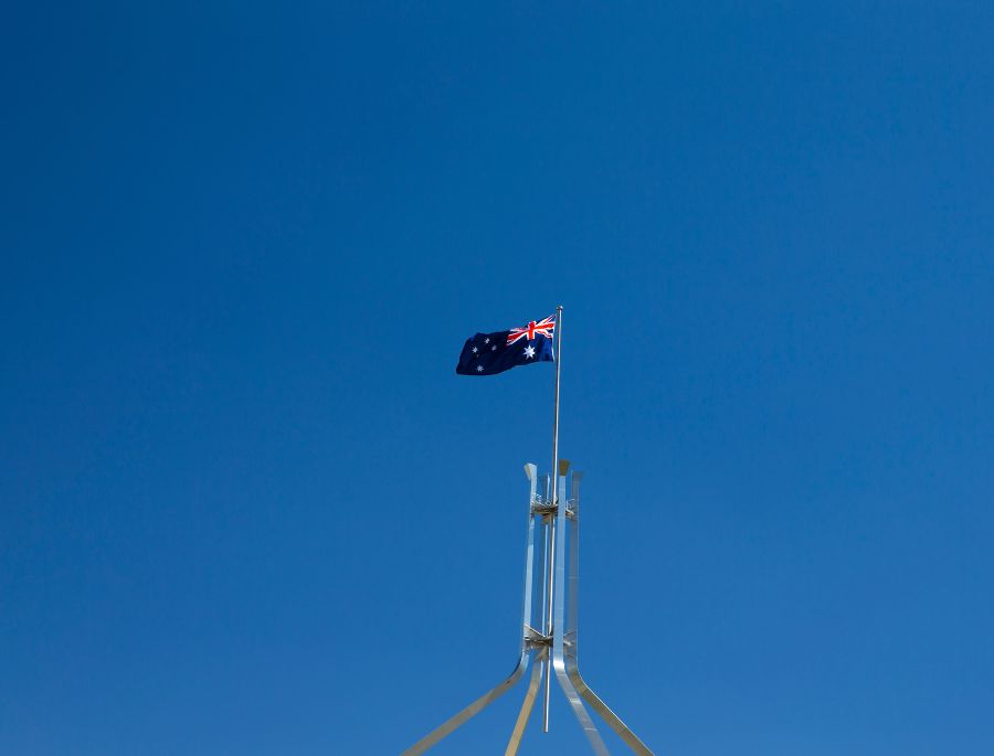 Tháp cờ cao 81 mét là điểm nhấn nổi bật của tòa nhà